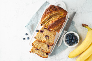 خبز الموز والتوت عالي البروتين