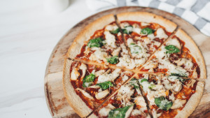 ﺑﻴﺘﺰا اﻟﺪﺟﺎج ﺑﺼﻮص اﻟﺒﺎرﺑﻜﻴﻮ